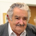 MON12. MONTEVIDEO (URUGUAY), 11/02/2014.- Fotografía cedida por la Presidencia de Uruguay que muestra al presidente José Mujica mientras posa junto a la actriz estadounidense Glenn Close hoy, martes 11 de febrero de 2014, en la Torre Ejecutiva, en Montevideo (Uruguay). Close charló casi una hora con Mujica, a quien definió como "un hombre maravilloso". EFE/Presidencia/SOLO USO EDITORIAL/NO VENTAS